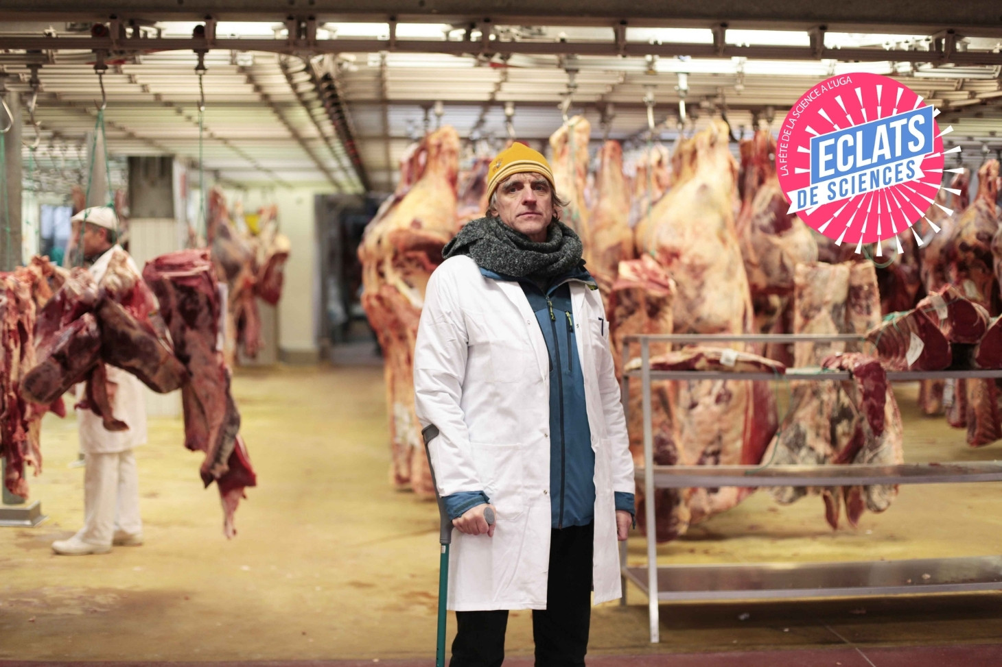Portrait de Vincent J. devant des carcasses de viande à Rungis