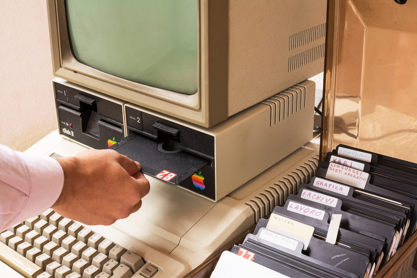 Machine Apple et son lecteur de disquettes