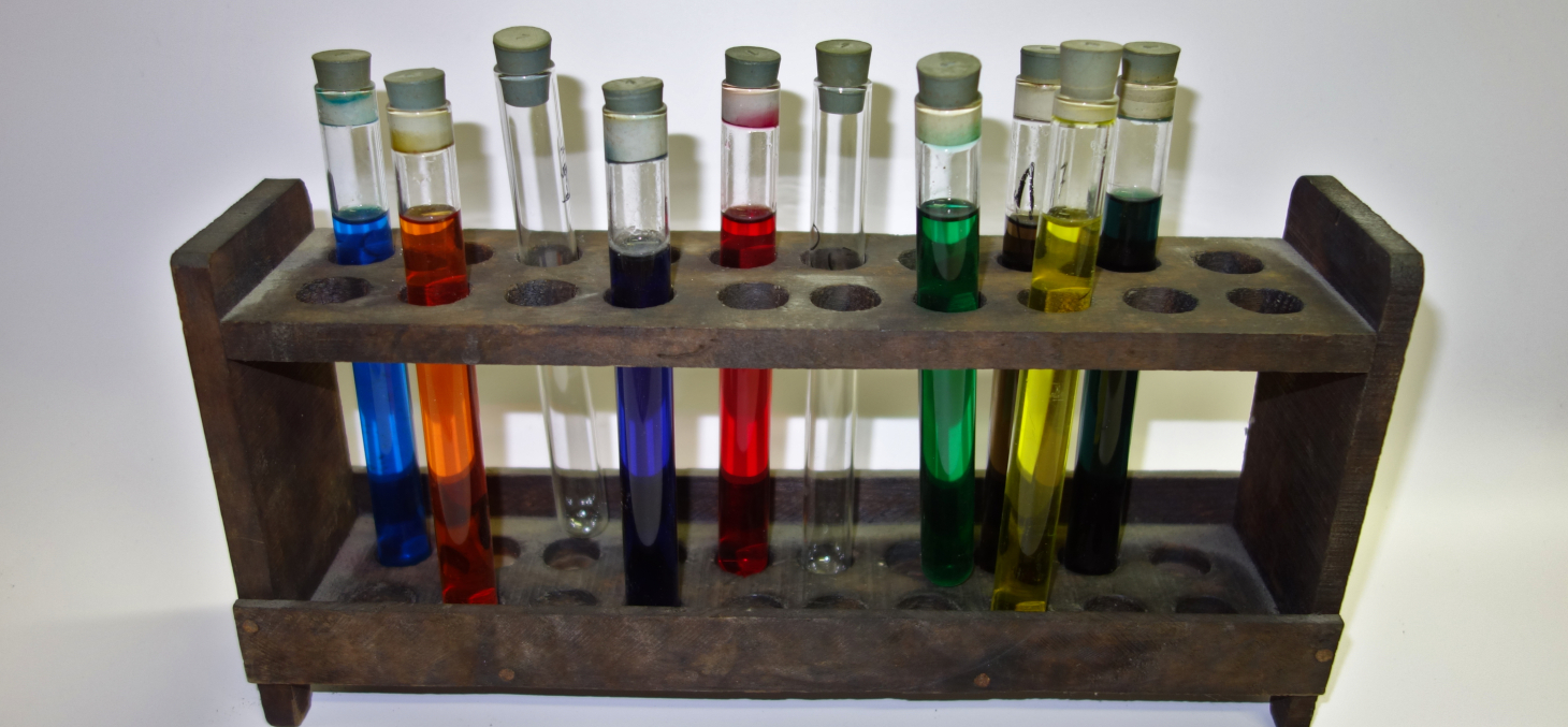 Portoir et tubes à essais - UFR chimie © Univ. Grenoble Alpes